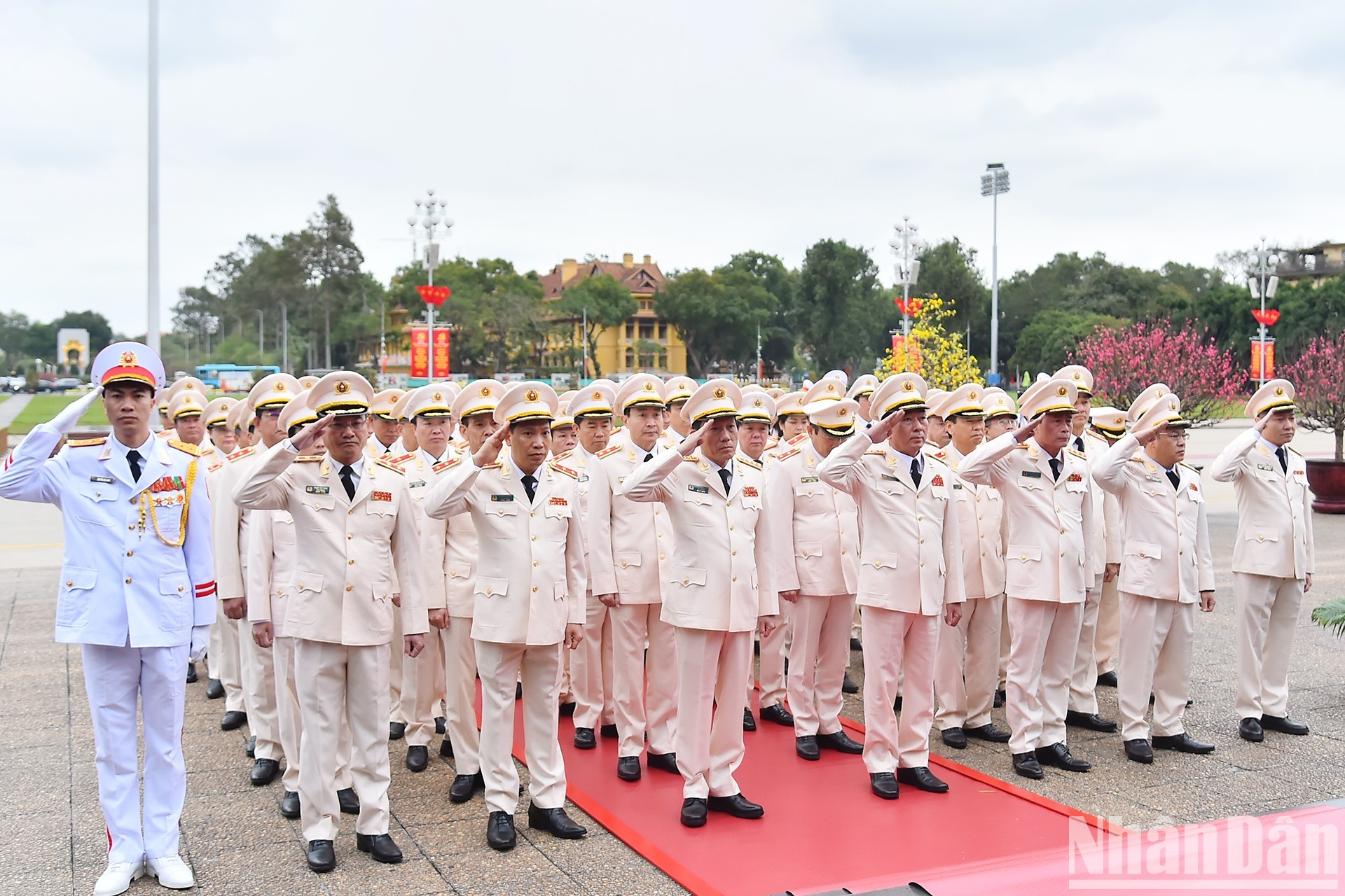 Đoàn đại biểu Đảng ủy Công an Trung ương-Bộ Công an thành kính tưởng nhớ Chủ tịch Hồ Chí Minh. Đoàn đại biểu Đảng ủy Công an Trung ương-Bộ Công an thành kính tưởng nhớ Chủ tịch Hồ Chí Minh.