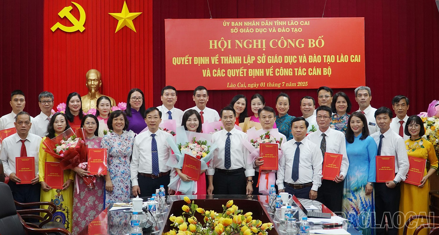 Các Trưởng phòng, Phó Trưởng phòng thuộc Sở Giáo dục và Đào tạo nhận quyết định. gd1.jpg