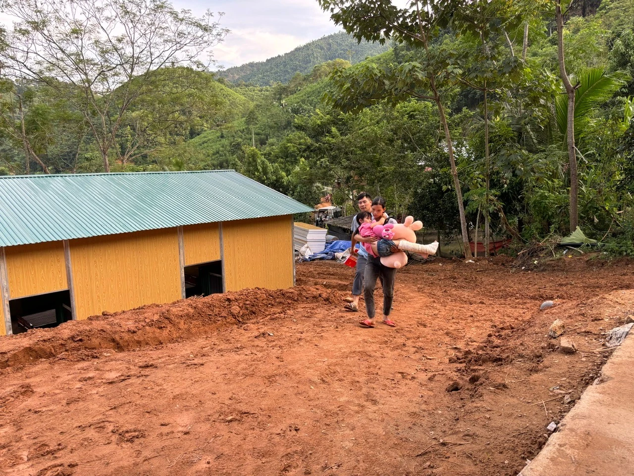 Người dân ra viện trở về khu tạm cư của người dân Làng Nủ.jpg