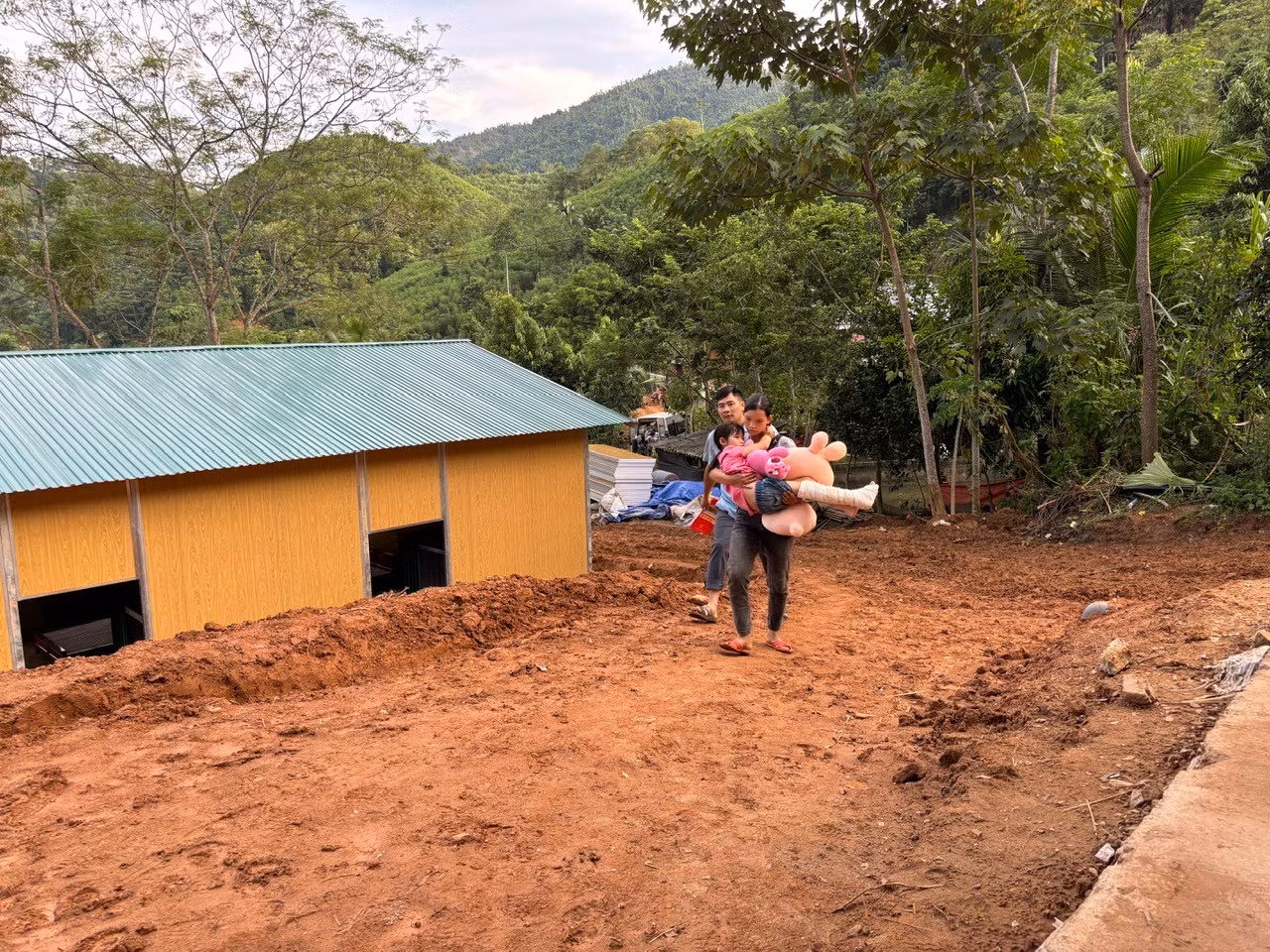 Người dân ra viện trở về khu tạm cư của người dân Làng Nủ.jpg