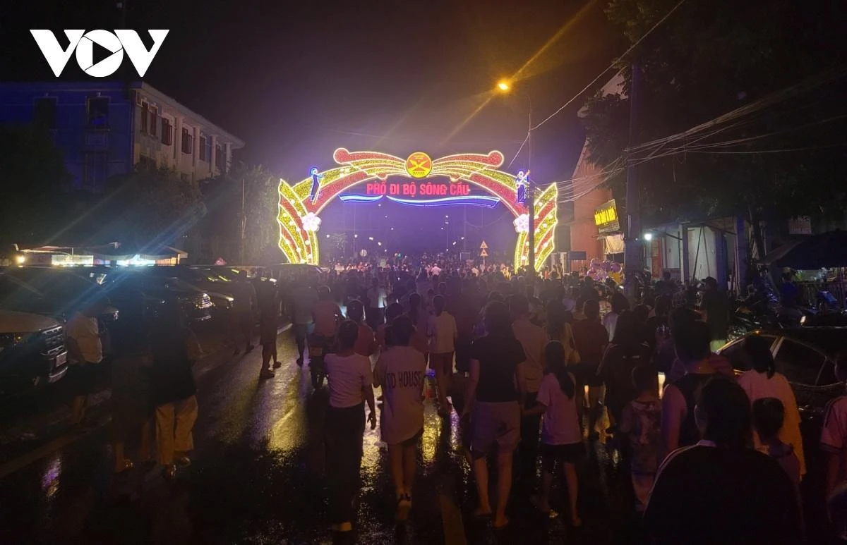 Hàng vạn người đổ về phố đi bộ trong đêm khai trương bất chấp mưa lớn.