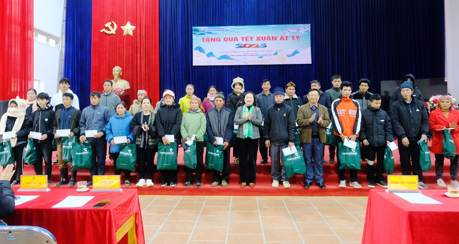 Đoàn công tác trao quà cho các hộ dân xã Tả Gia Khâu, huyện Mường Khương. mk1.jpg