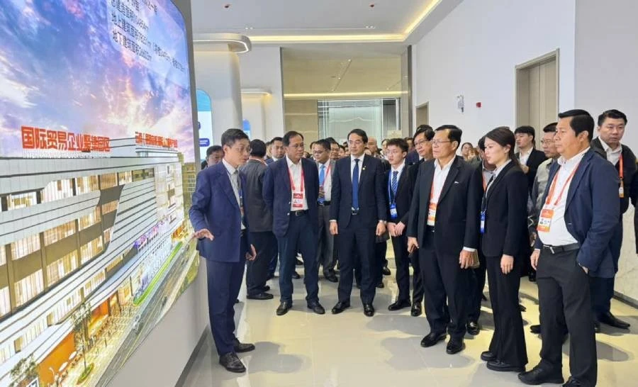 Chủ tịch UBND tỉnh Trịnh Xuân Trường nghe doanh nghiệp giới thiệu về Khu thương mại.