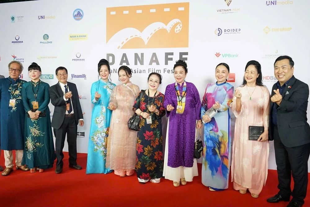 Những nghệ sĩ Việt Nam gạo cội có mặt tại thảm đỏ DANAFF III vào đêm khai mạc
