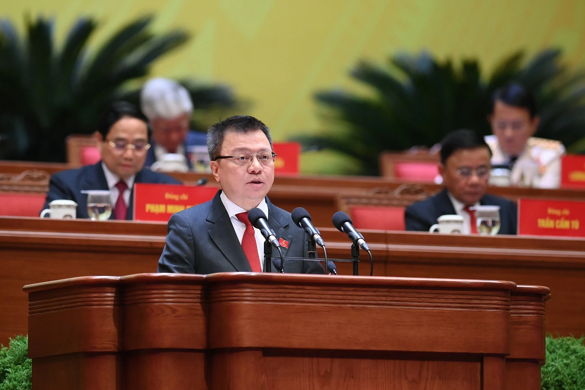 Đồng chí Lê Quốc Minh, Ủy viên Đoàn Thư ký đọc danh sách các chính đảng, tổ chức và bạn bè quốc tế gửi thư, điện chúc mừng Đại hội XIV của Đảng.