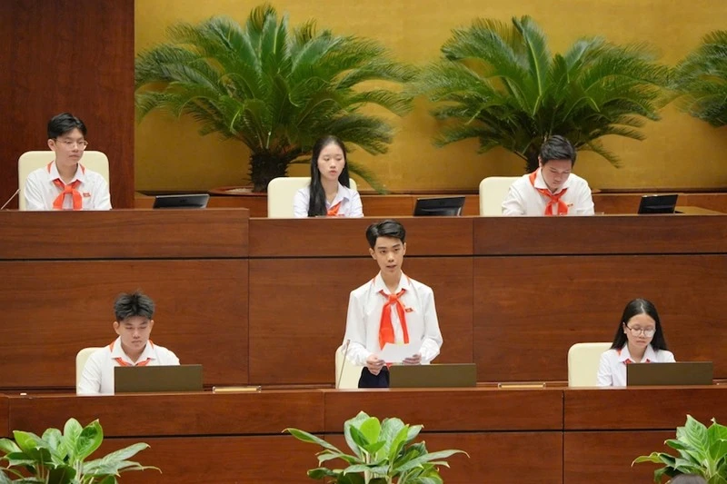 Bộ trưởng Quốc hội trẻ em trả lời chất vấn của đại biểu Quốc hội trẻ em.