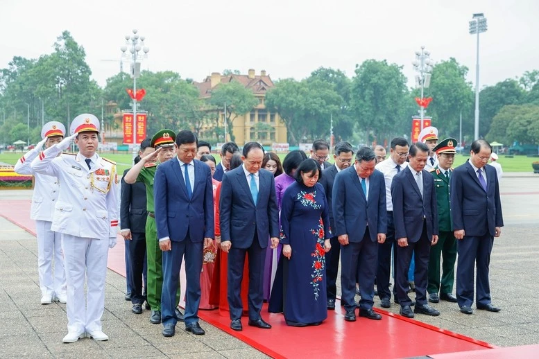 Đoàn đại biểu Thành ủy, HĐND, UBND thành phố Hà Nội viếng Bác - Ảnh: VGP/Nhật Bắc