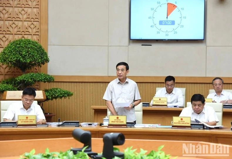 Bộ trưởng Quốc phòng Phan Văn Giang phát biểu ý kiến tại Phiên họp. (Ảnh: Trần Hải)