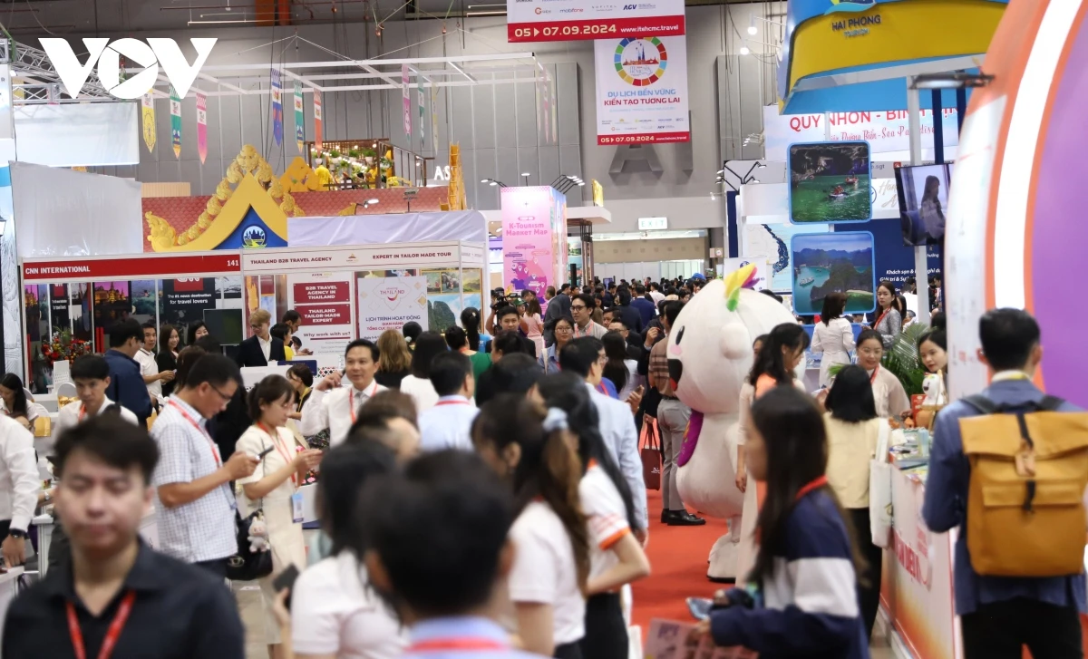 Ngay sau khai mạc rất đông người dân, du khách, đại diện các công ty lữ hành, dịch vụ du lịch trong và ngoài nước đến sự kiện để săn tour giá rẻ (Ảnh: Tỷ Huỳnh)