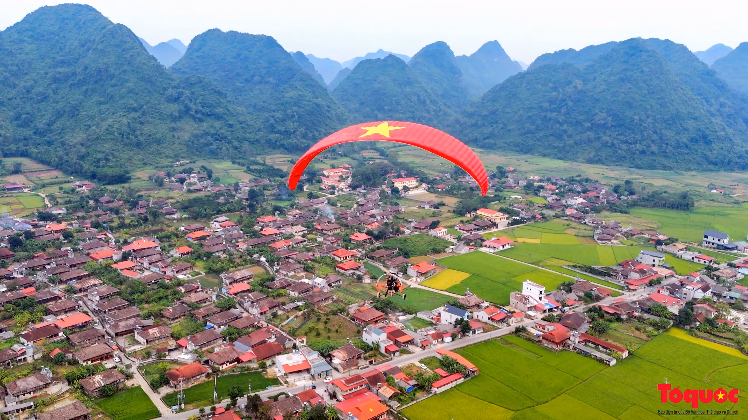 Du khách được tham gia trải nghiệm bay dù lượn ngắm thung lũng vàng Bắc Sơn