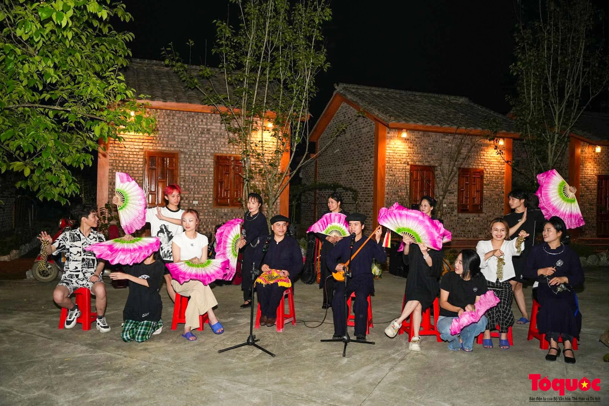 "Với mục tiêu xây dựng và phát triển du lịch trở thành ngành kinh tế mũi nhọn, trong đó lấy di sản văn hóa là nền tảng, động lực để phát triển, huyện Bắc Sơn đã tổ chức phục dựng, trình diễn, truyền dạy, sáng tạo, phổ biến văn hóa truyền thống trong cộng đồng, gia đình, trường học. Nâng cao một số lễ hội tiêu biểu có thể tổ chức định kỳ hằng năm, như: Lễ hội Ná Nhèm xã Trấn Yên, Lễ hội Quỳnh Sơn xã Bắc Quỳnh, Lễ hội lồng tồng thôn Bản Cầm xã Vạn Thủy, lễ hội Nghè Yên Lãng thị trấn Bắc Sơn; lễ hội mùa vàng, đồng thời nâng cao chất lượng hoạt động của các đội văn nghệ truyền thống thôn bản, câu lạc bộ văn nghệ dân gian cấp xã nhằm phục vụ khắc du lịch một cách tốt nhất" - đại diện Phòng Văn hóa - Thông tin huyện Bắc Sơn cho biết.