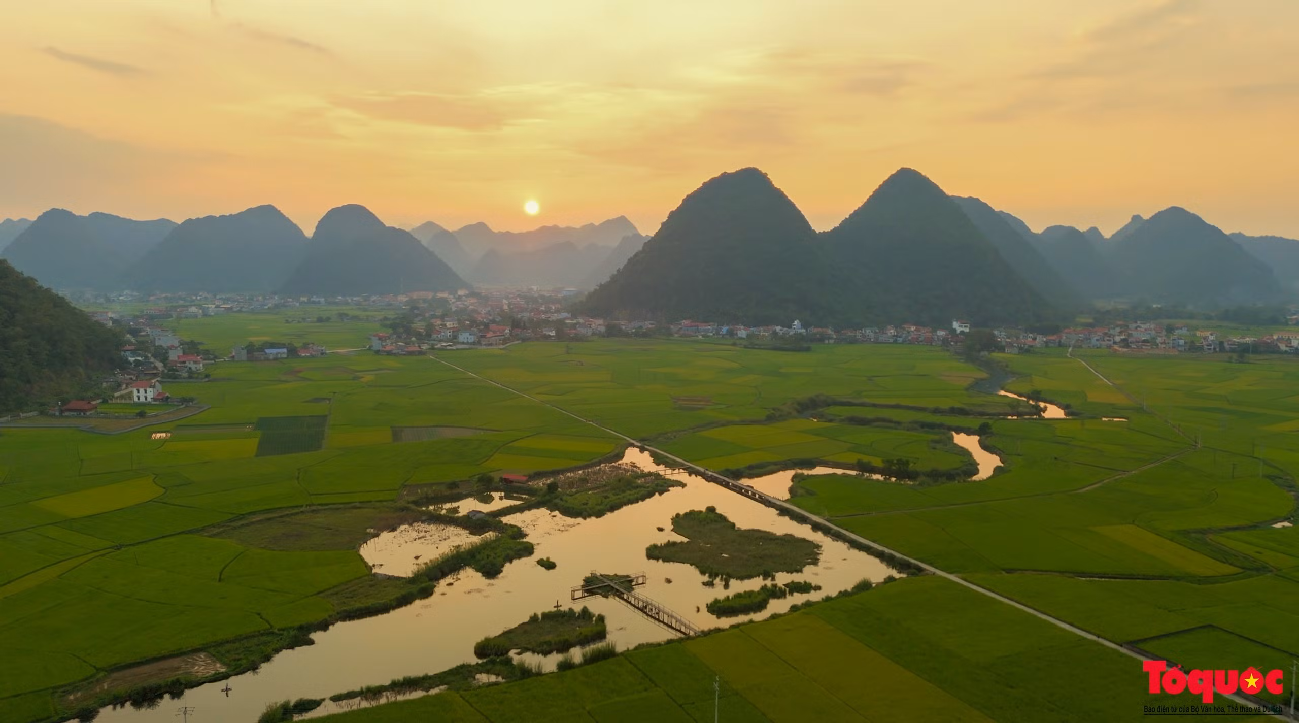 Làng Quỳnh Sơn được bao quanh bởi những cánh đồng ven dòng sông Thương. Vào thu, nước sông đổi màu xanh, uốn lượn như dải lụa vắt qua từng thửa ruộng đang độ chín vàng.