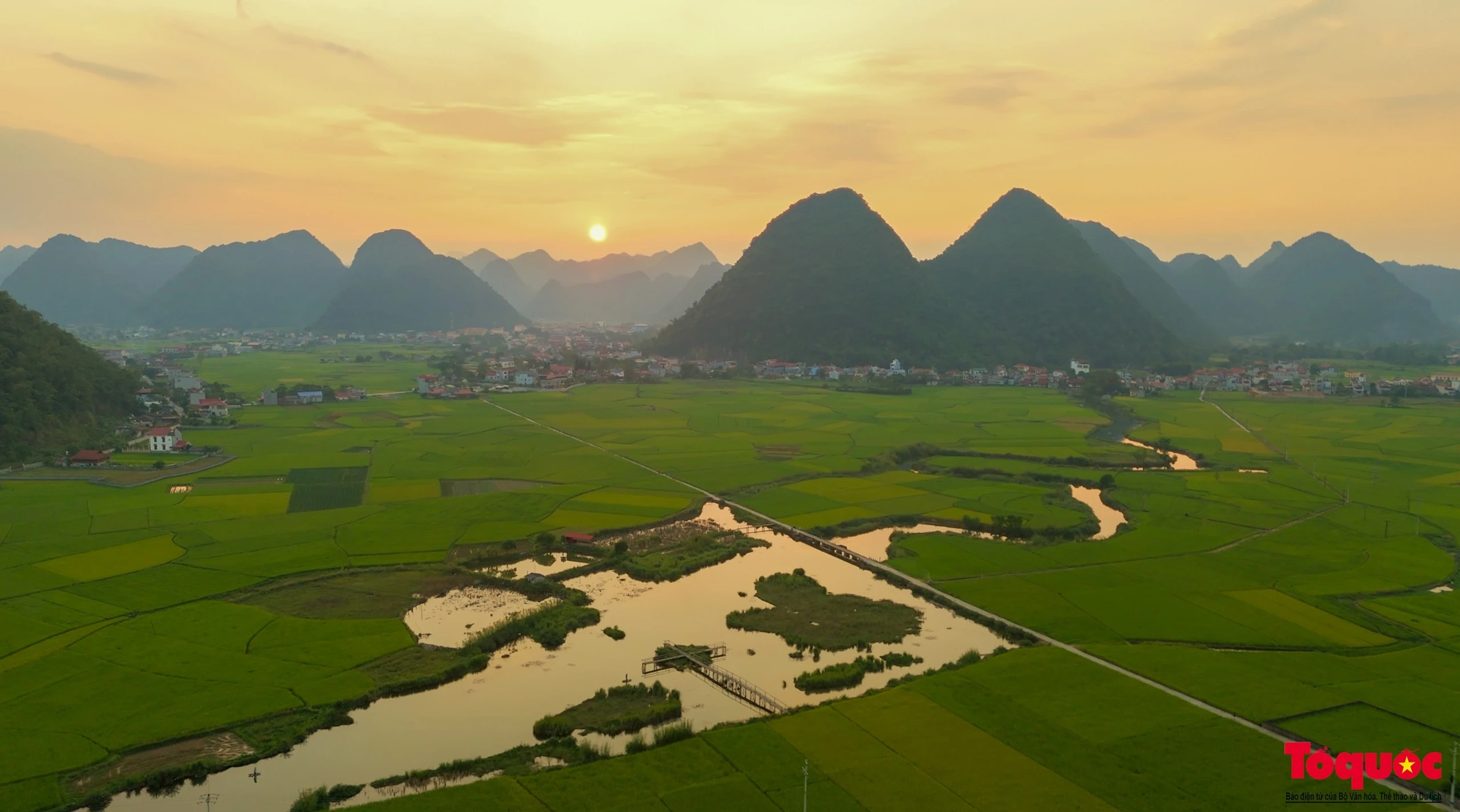 Làng Quỳnh Sơn được bao quanh bởi những cánh đồng ven dòng sông Thương. Vào thu, nước sông đổi màu xanh, uốn lượn như dải lụa vắt qua từng thửa ruộng đang độ chín vàng.