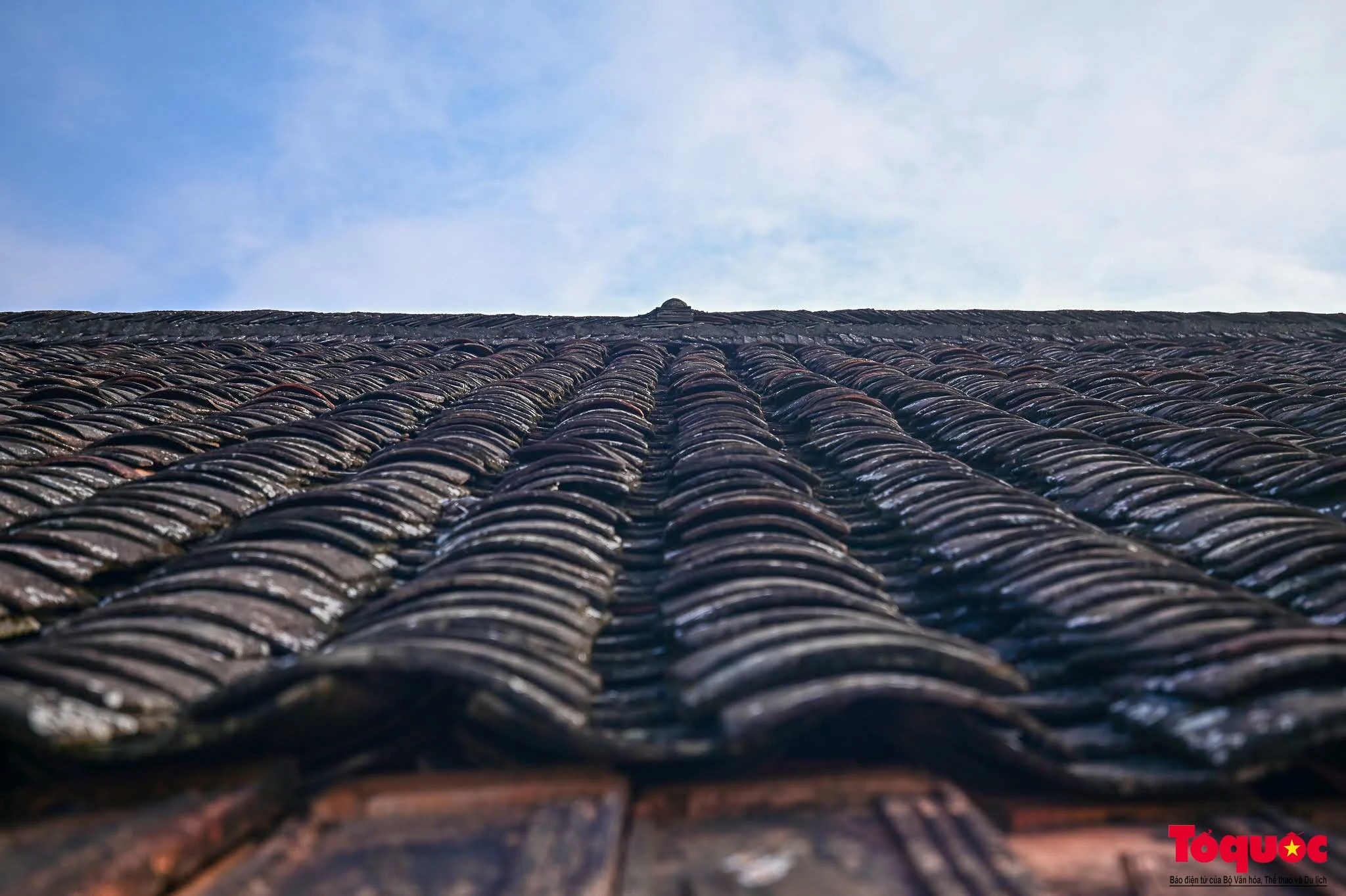 Theo ông, ngói âm dương hay còn gọi là ngói máng, là loại vật liệu lợp mái nhà sàn truyền thống của người Tày. Đặc tính của ngói là mát mẻ vào mùa hè và ấm vào mùa đông giá lạnh, được sản xuất ngay tại xã.