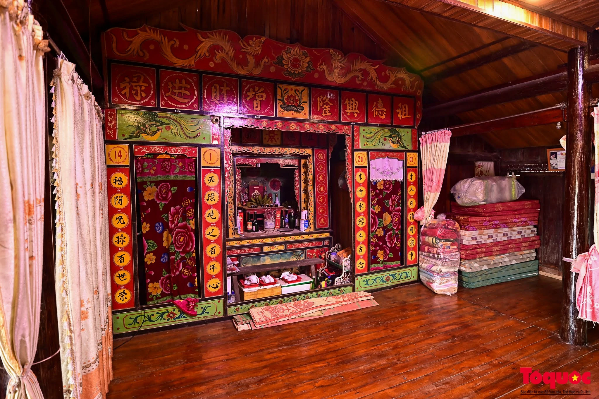 Trước kia, bà con ngủ trên tầng hai, tầng trệt thường tận dụng nuôi nhốt trâu bò, để nông cụ và làm kho chứa lúa. Từ khi làm du lịch cộng đồng, tầng dưới thường được ngăn làm phòng ngủ, hoặc cải tạo làm nơi đón khách du lịch. Gian giữa (ảnh) là nơi thờ cúng tổ tiên, hai gian ngoài gia chủ dùng để tiếp khách, hai chái bên cạnh dùng làm phòng ngủ.