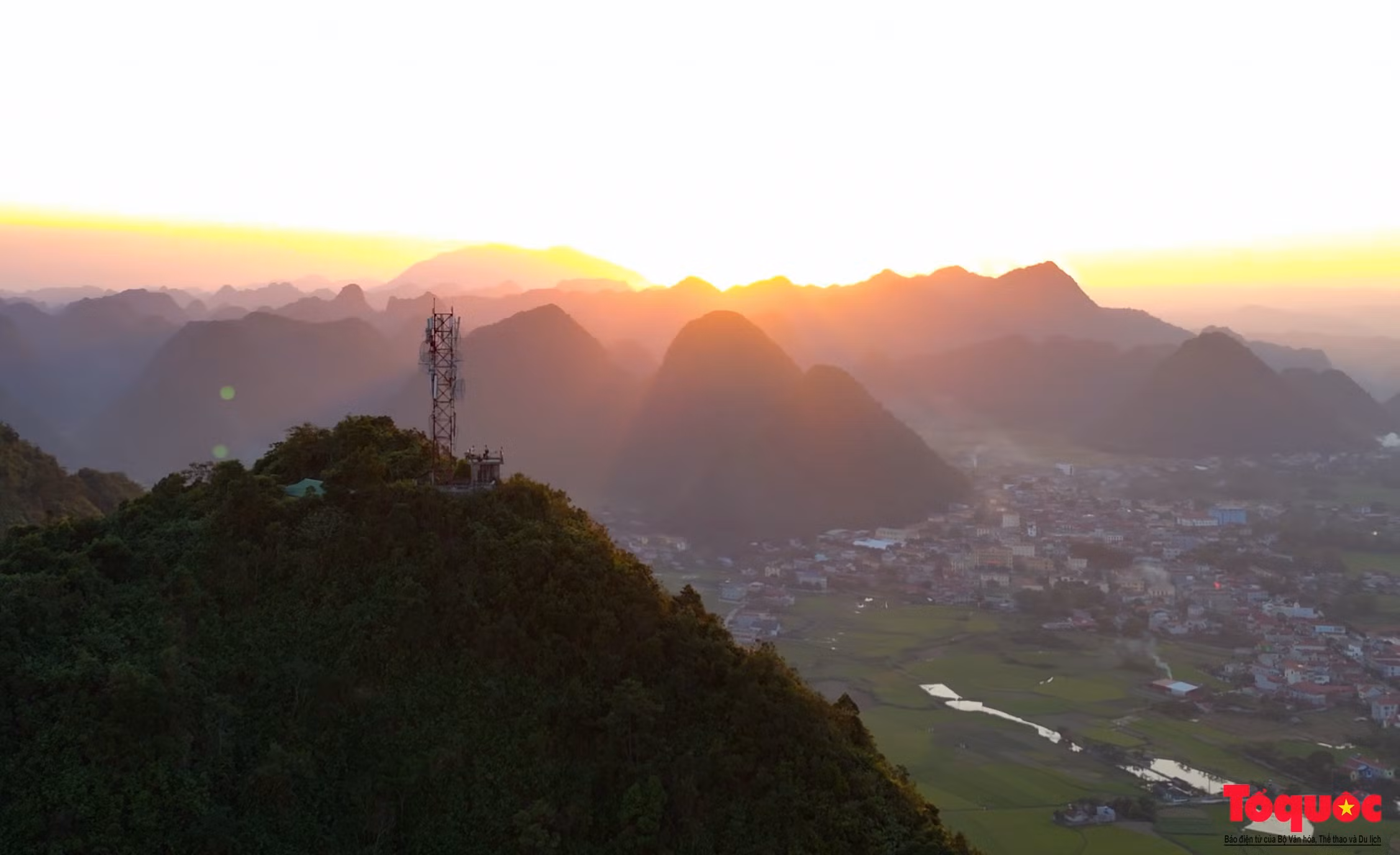 Đặc biệt du khách sẽ được ngắm toàn cảnh thung lũng vàng Bắc Sơn từ trên cao khi tham gia hoạt động “Chinh phục đỉnh Nà Lay” ngắm toàn cảnh thung lũng Bắc Sơn (thung lũng Bắc Sơn là 1 trong 10 thung lũng Karst đẹp nhất thế giới).