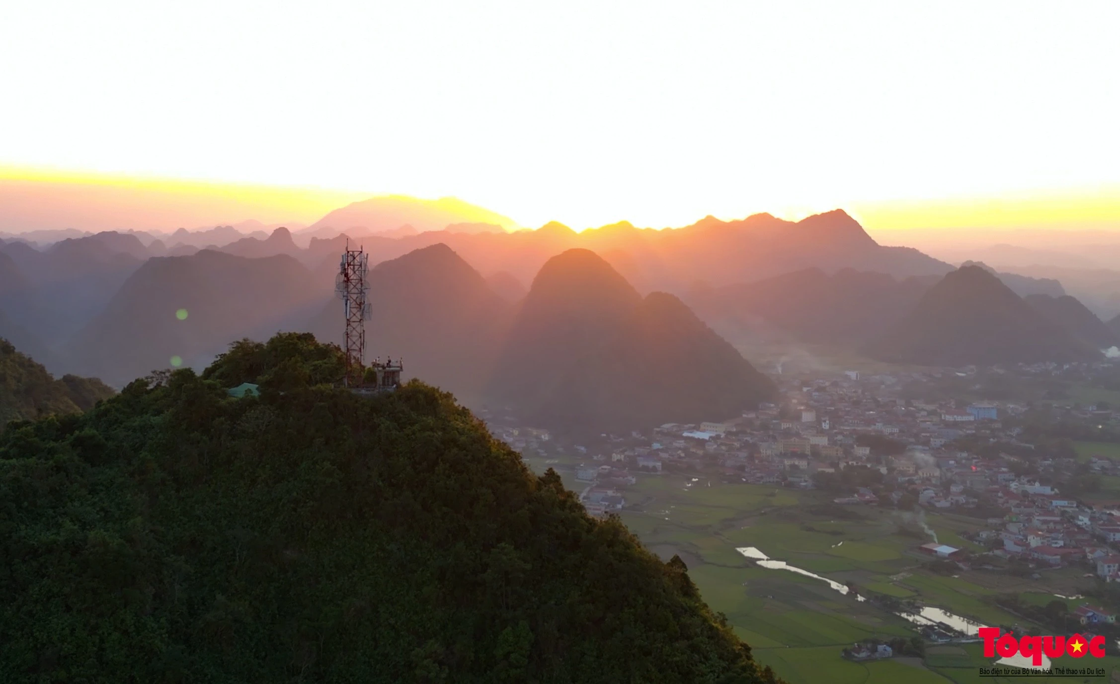 Đặc biệt du khách sẽ được ngắm toàn cảnh thung lũng vàng Bắc Sơn từ trên cao khi tham gia hoạt động “Chinh phục đỉnh Nà Lay” ngắm toàn cảnh thung lũng Bắc Sơn (thung lũng Bắc Sơn là 1 trong 10 thung lũng Karst đẹp nhất thế giới).