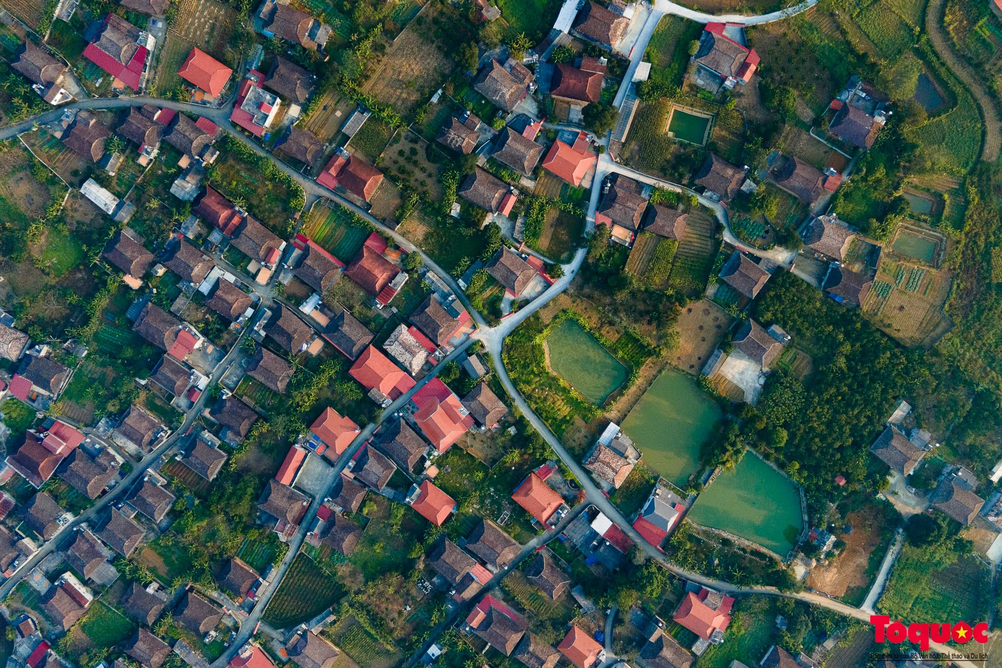 Nhà sàn ở đây theo kiến trúc truyền thống 5 gian, chủ yếu được làm bằng gỗ nghiến, gỗ lý xưa. Ðể chuẩn bị đủ vật liệu này người dân phải dày công vào tận rừng sâu, núi cao kiếm tìm những loại gỗ tốt lâu năm để đảm bảo sự bền vững, chắc chắn.