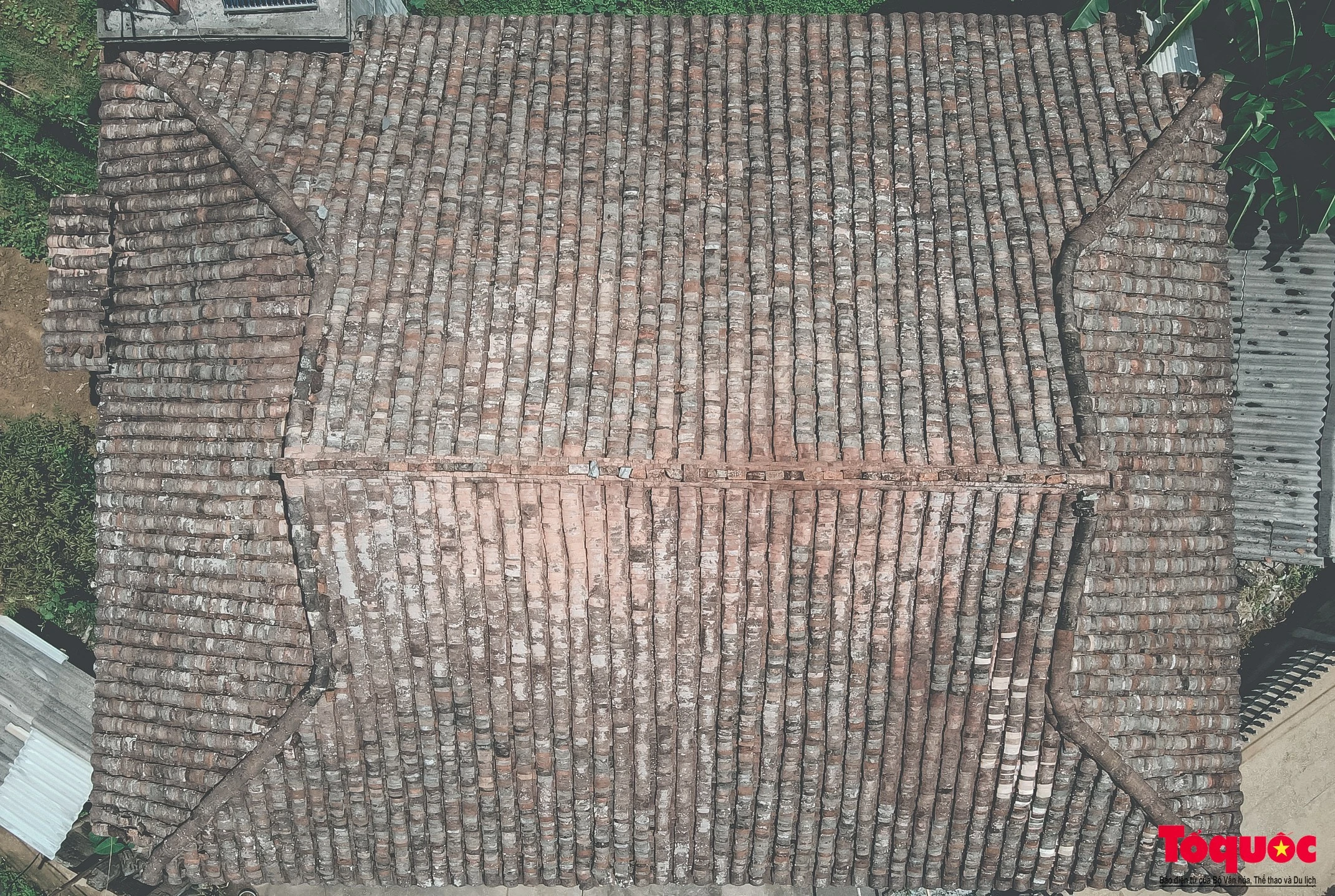 Mái nhà được lợp bằng ngói âm dương, độ cao trung bình khoảng 6 - 7 mét và có không gian rộng rãi, thoáng mát.