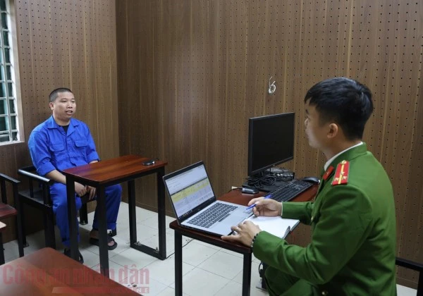 Điều tra viên lấy lời khai đối tượng Nguyễn Hải Chiều.