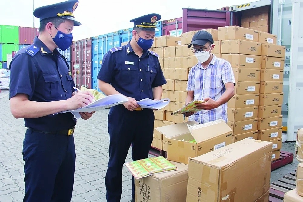 Hải quan gửi hoả tốc hướng dẫn kê khai hàng hóa áp dụng thuế GTGT 8% (Ảnh minh họa: KT) Hải quan gửi hoả tốc hướng dẫn kê khai hàng hóa áp dụng thuế GTGT 8% (Ảnh minh họa: KT)