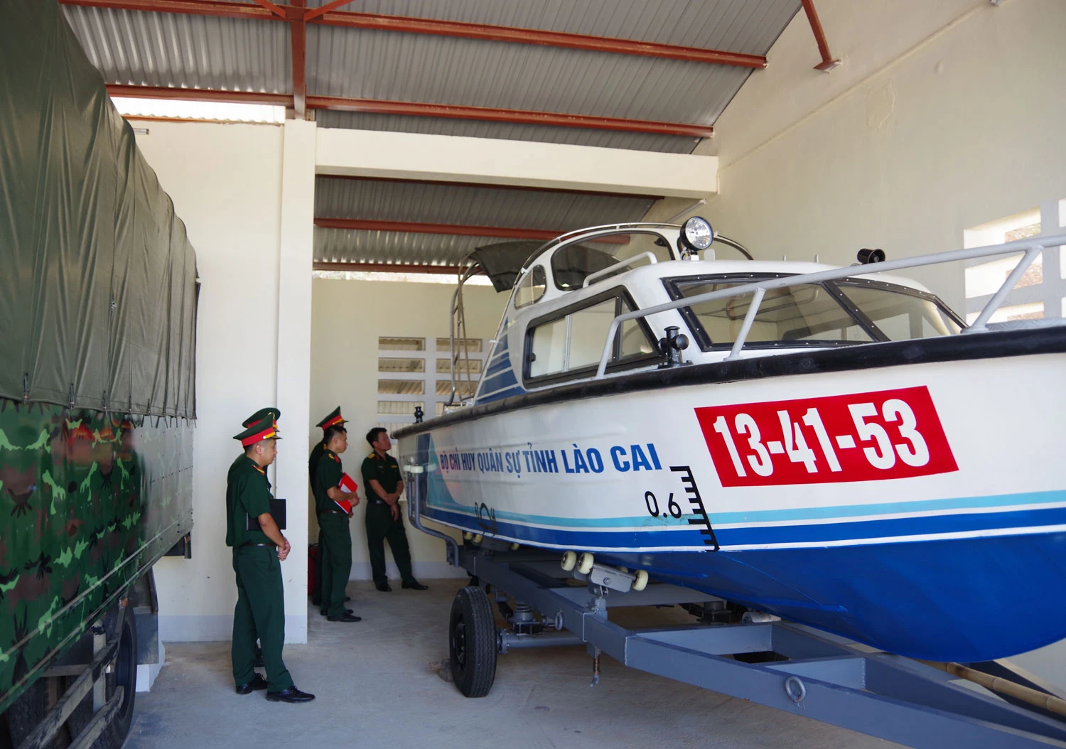 Kiểm tra xuồng cứu hộ tại Trung đội Vận tải 25, Bộ Chỉ huy Quân sự tỉnh.