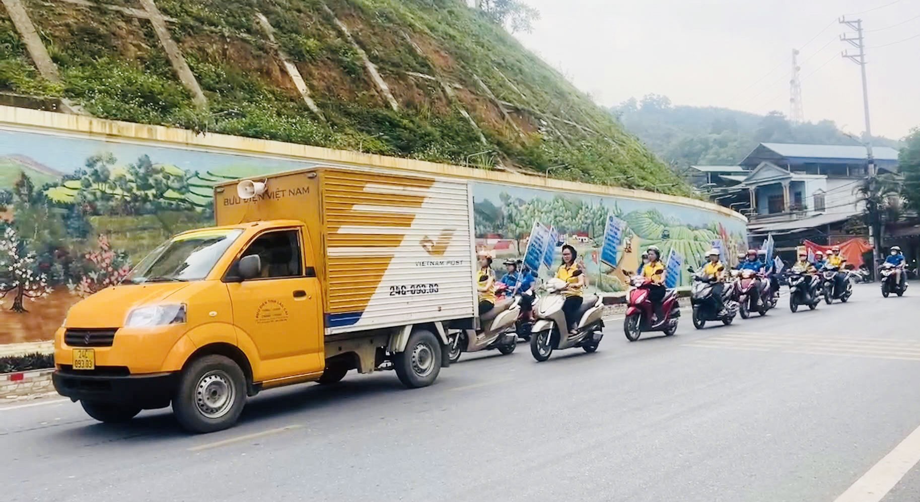 Tuyên truyền lưu động trên các trục đường chính của huyện Bảo Thắng. bt2.jpg