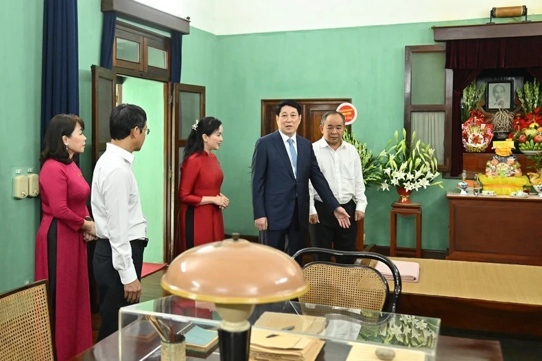 Chủ tịch nước trò chuyện với cán bộ khu di tích tại Nhà 67.