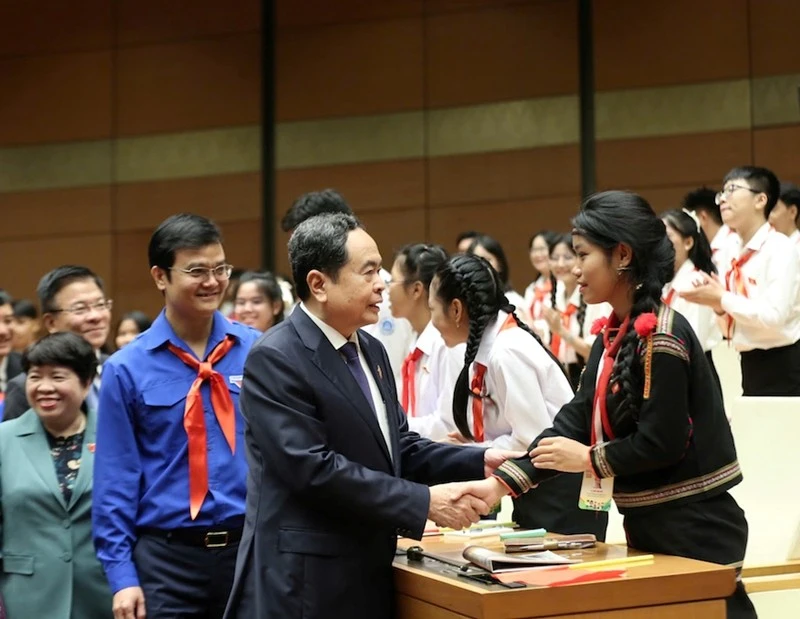 Chủ tịch Quốc hội Trần Thanh Mẫn trao đổi cùng đại biểu Quốc hội trẻ em.