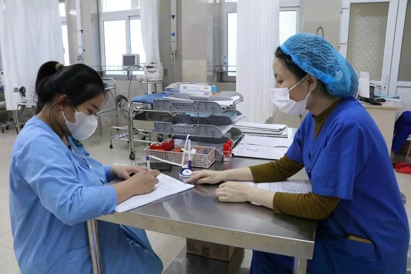 Bác sĩ hướng dẫn thai phụ làm các thủ tục trước sinh. (Ảnh: Hải Yến/TTXVN)