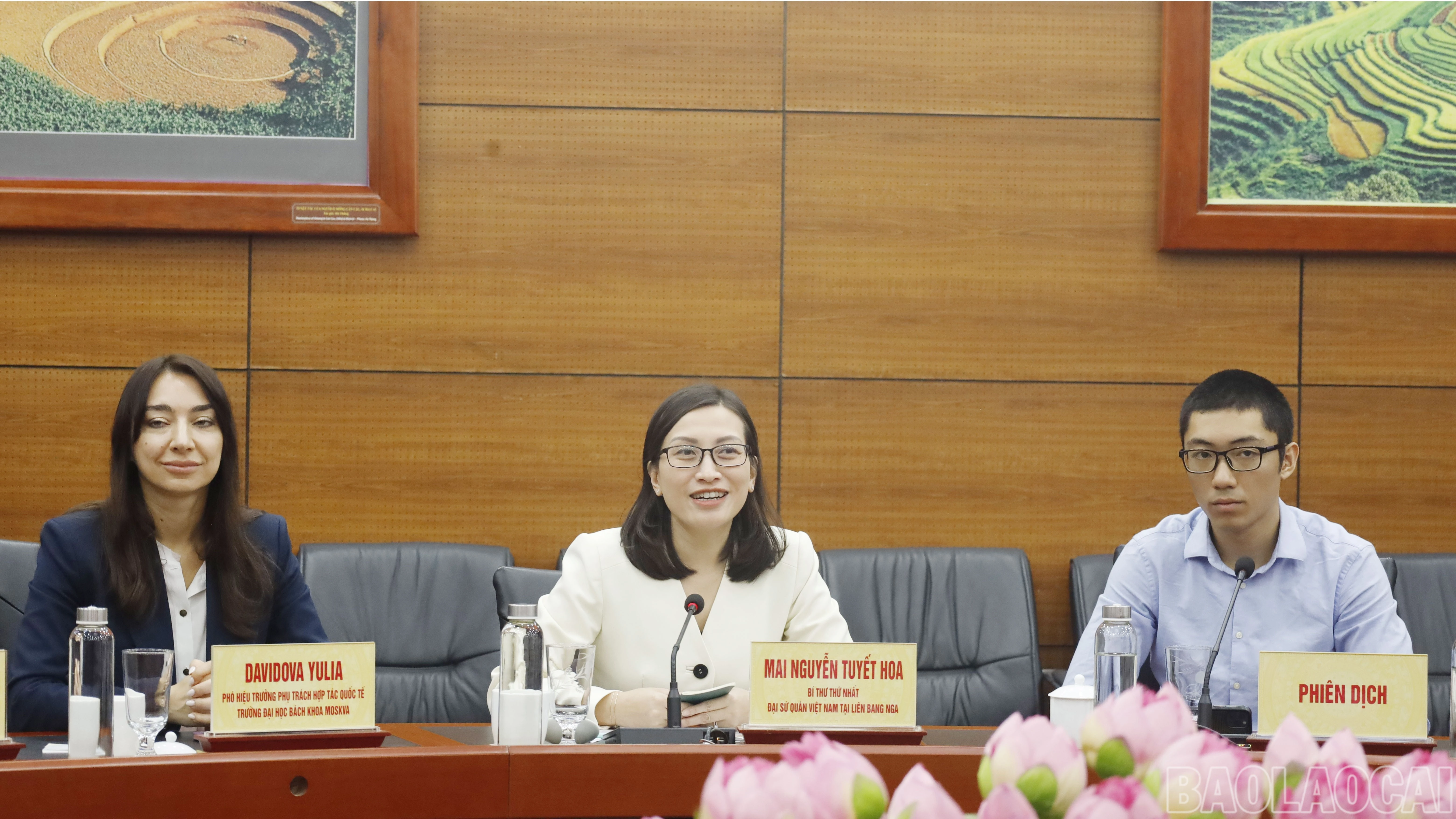 Bà Mai Nguyễn Tuyết Hoa, Bí thư thứ Nhất, phụ trách Bộ phận Giáo dục, Đại sứ quán Việt Nam tại Liên bang Nga phát biểu tại buổi làm việc.