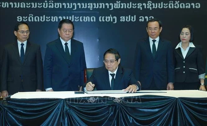Thủ tướng Phạm Minh Chính ghi sổ tang chia buồn. Ảnh: Dương Giang/TTXVN