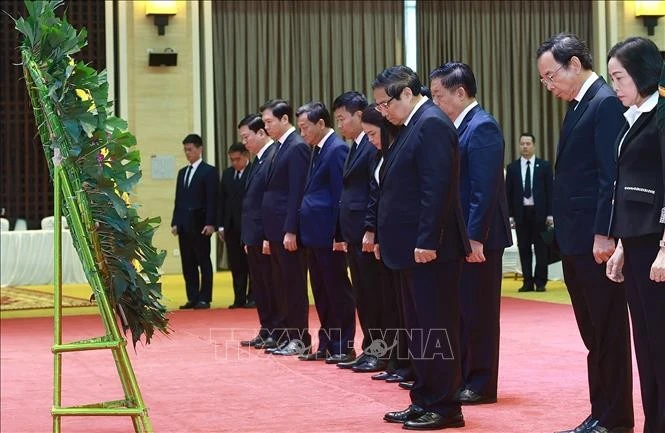 Thủ tướng Phạm Minh Chính viếng nguyên Chủ tịch Đảng Nhân dân Cách mạng Lào, nguyên Chủ tịch nước Lào Khamtay Siphandone. Ảnh: Dương Giang/TTXVN