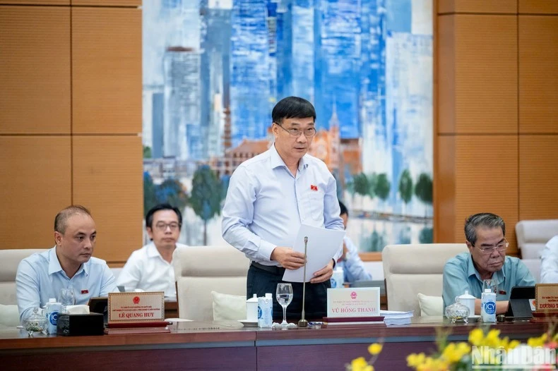 Chủ nhiệm Ủy ban Kinh tế của Quốc hội Vũ Hồng Thanh - Phó Trưởng đoàn Thường trực Đoàn giám sát trình bày dự thảo Báo cáo kết quả giám sát. (Ảnh: DUY LINH)