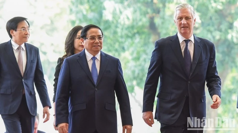 Thủ tướng Chính phủ Phạm Minh Chính đón Nhà vua Bỉ Philippe tại sảnh Trụ sở Chính phủ. (Ảnh: TRẦN HẢI)