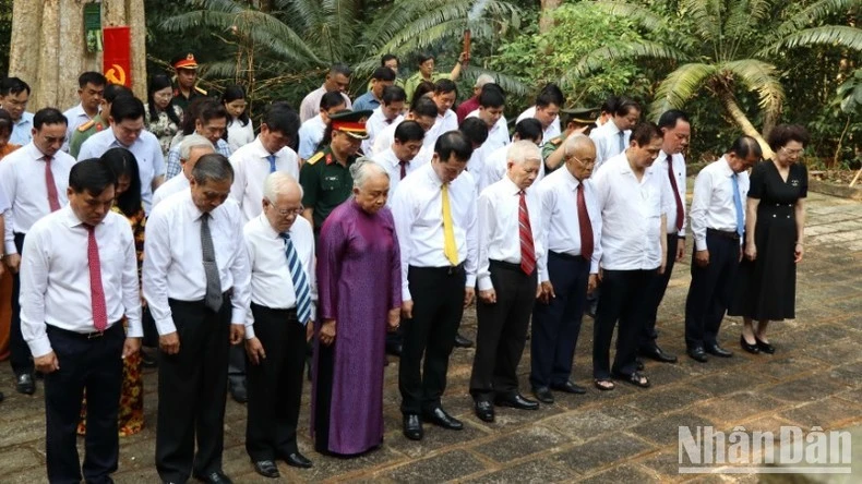 Các đại biểu dành một phút mặc niệm tại nhà bia trung tâm di tích Trung ương Cục miền Nam.