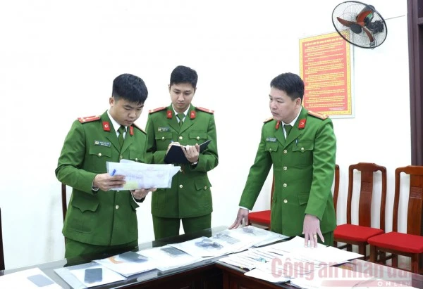 Phòng Cảnh sát hình sự kiểm tra tang vật vụ án.