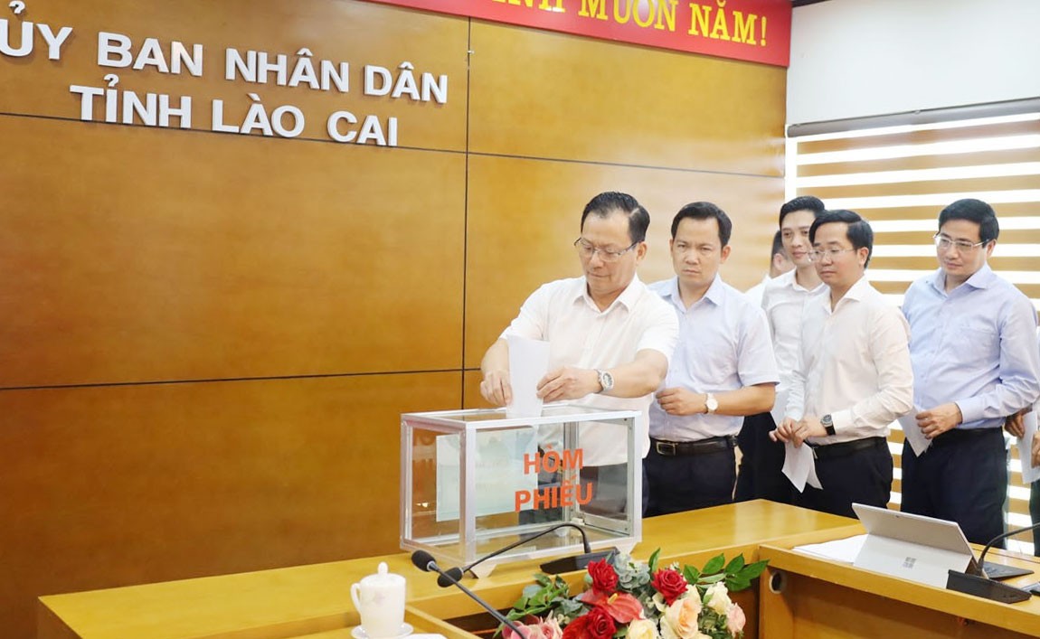 Các thành viên Hội đồng thẩm định tỉnh bỏ phiếu. 222.jpg