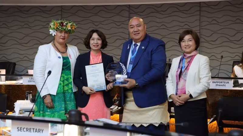 PGS, TS Nguyễn Thị Liên Hương, Thứ trưởng Y tế (thứ 2 từ trái qua phải) nhận giấy chứng nhận và bảng vinh danh Việt Nam loại trừ thành công bệnh mắt hột.