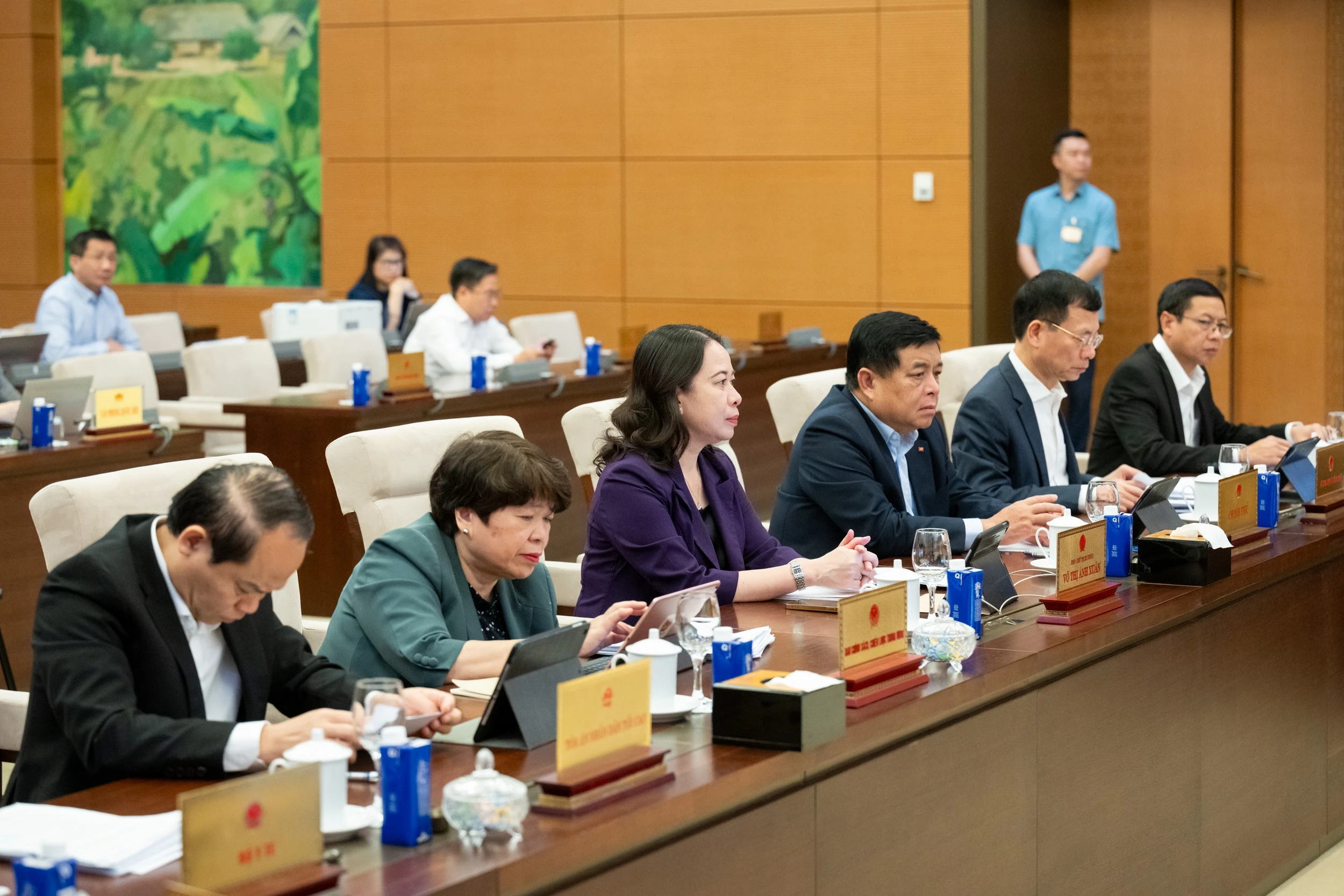 Các đại biểu dự phiên họp.