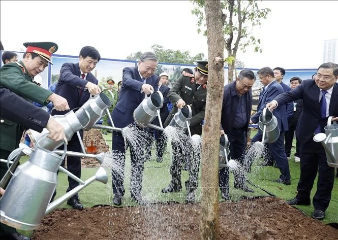 Tổng Bí thư Tô Lâm và các đại biểu tham gia trồng cây tại Lễ phát động “Tết trồng cây đời đời nhớ ơn Bác Hồ” Xuân Bính Ngọ 2026. Ảnh: Thống Nhất/TTXVN