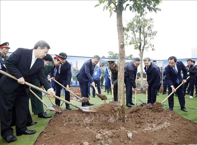 Tổng Bí thư Tô Lâm và các đại biểu tham gia trồng cây tại Lễ phát động “Tết trồng cây đời đời nhớ ơn Bác Hồ” Xuân Bính Ngọ 2026. Ảnh: Thống Nhất/TTXVN