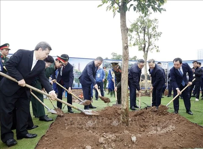 Tổng Bí thư Tô Lâm và các đại biểu tham gia trồng cây tại Lễ phát động “Tết trồng cây đời đời nhớ ơn Bác Hồ” Xuân Bính Ngọ 2026. Ảnh: Thống Nhất/TTXVN