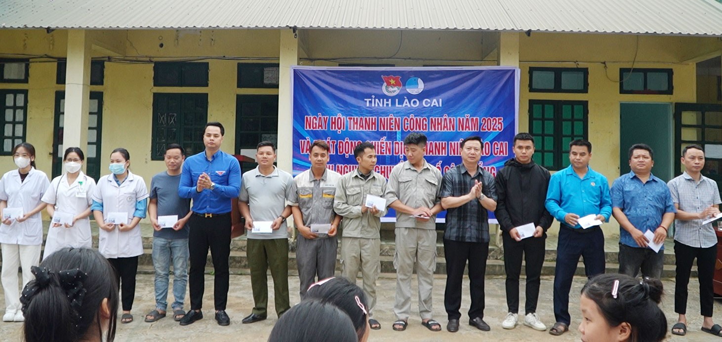 Tặng quà đoàn viên công đoàn, thanh niên công nhân có hoàn cảnh khó khăn. b2.jpg