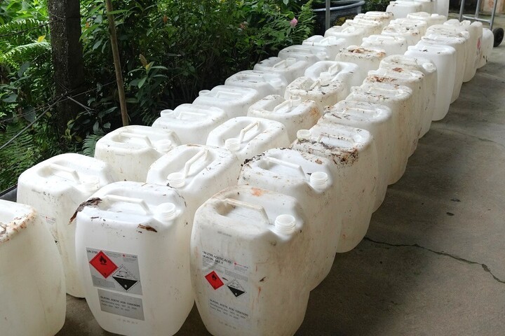 Can chứa axit acetic công nghiệp mà Lê Thị Lộc mua về để pha chế, sản xuất giấm giả.