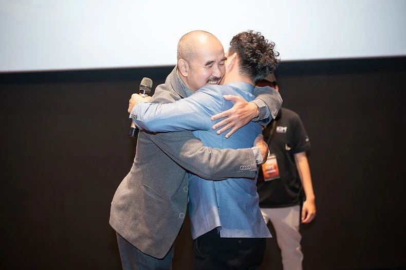 NSND Xuân Bắc gửi tới đạo diễn Bùi Thạc Chuyên cái ôm chúc mừng.