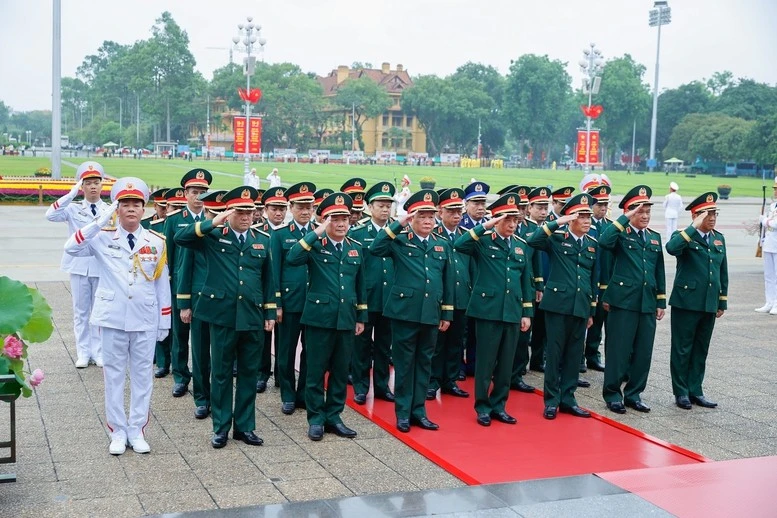 Đoàn đại biểu Quân ủy Trung ương - Bộ Quốc phòng vào Lăng viếng Bác - Ảnh: VGP/Nhật Bắc