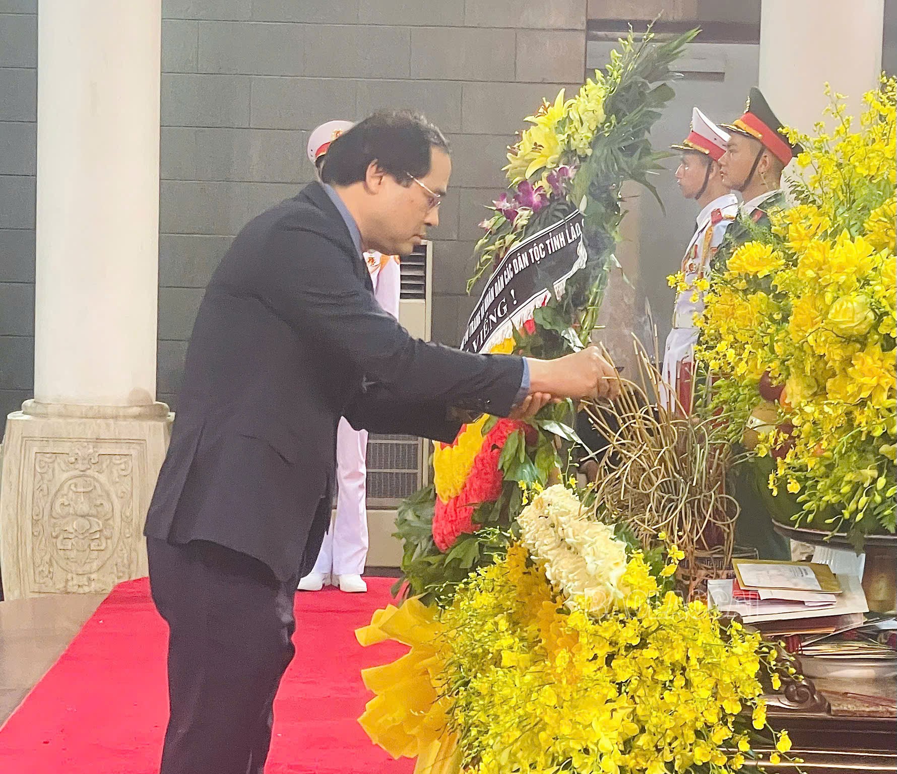 Đồng chí Trịnh Xuân Trường, Bí thư Tỉnh ủy, Chủ tịch UBND tỉnh dâng hương viếng nguyên Chủ tịch nước Trần Đức Lương. lc3.jpg