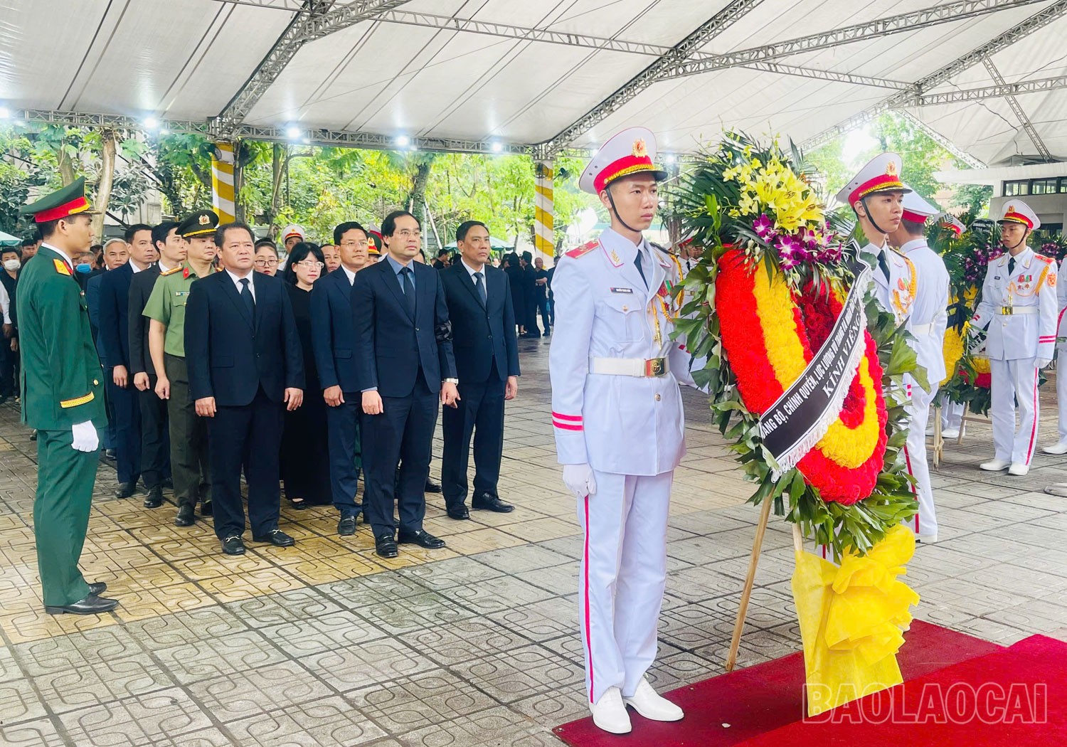 Đoàn đại biểu tỉnh Lào Cai do đồng chí Trịnh Xuân Trường, Bí thư Tỉnh ủy, Chủ tịch UBND tỉnh làm Trưởng đoàn vào viếng đồng chí Trần Đức Lương, nguyên Ủy viên Bộ Chính trị, nguyên Chủ tịch nước Cộng hòa xã hội chủ nghĩa Việt Nam. lc1.jpg