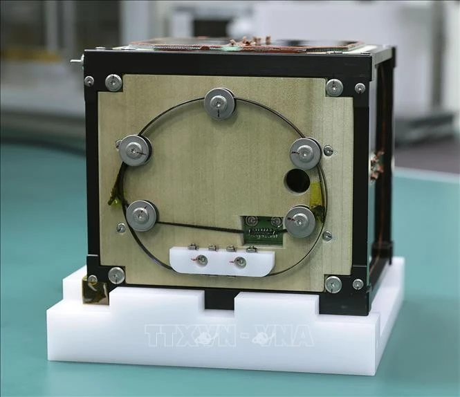 Vệ tinh bằng gỗ LignoSat là kết quả hợp tác giữa Đại học Kyoto và Tập đoàn xây dựng Sumitomo Forestry. Ảnh: Kyodo/TTXVN